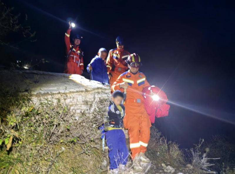 信用網皇冠申请注册_河北一书院31名师生及家长爬山迷路 京冀两地消防联合救援