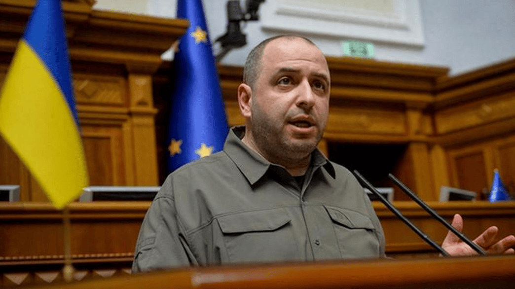 皇冠信用登1_乌克兰彻底没救了!士兵前线艰苦作战皇冠信用登1,国防部长却贪污军费让妻儿在美国享受奢华生活