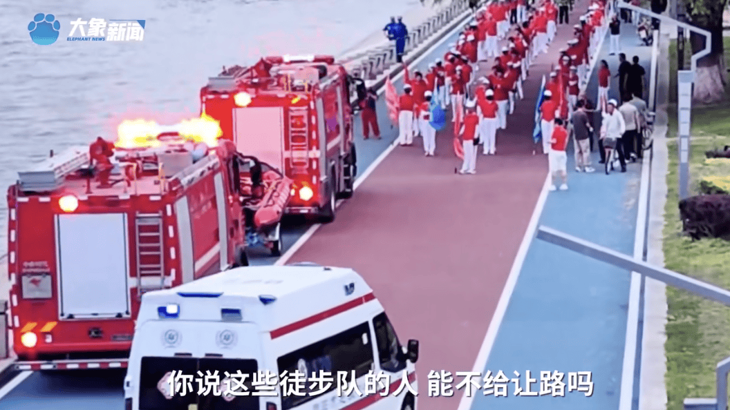 皇冠abcd类型盘
_暴走团群主回应阻碍消防救护车通行:车辆属于备勤状态皇冠abcd类型盘
,就一分钟,想让队员先过去