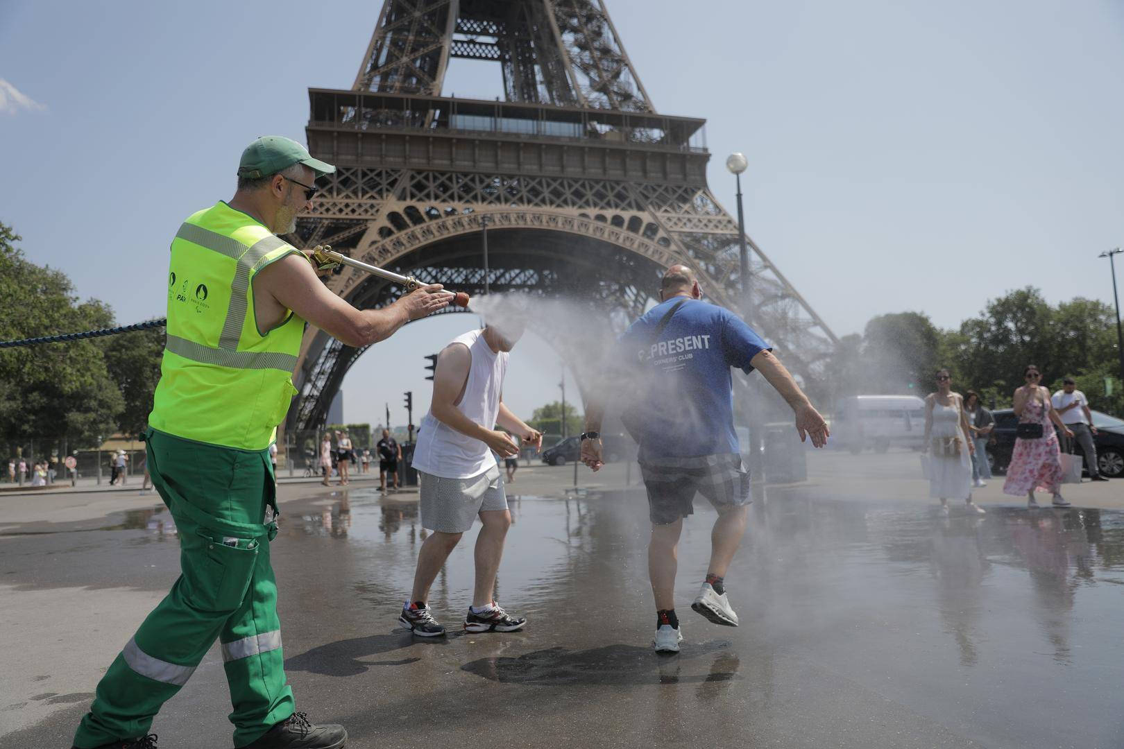 皇冠信用怎么租_飙至46℃！欧洲人在“烤箱”中自救：风扇+冰碗降温皇冠信用怎么租，“无空调挑战”成热搜