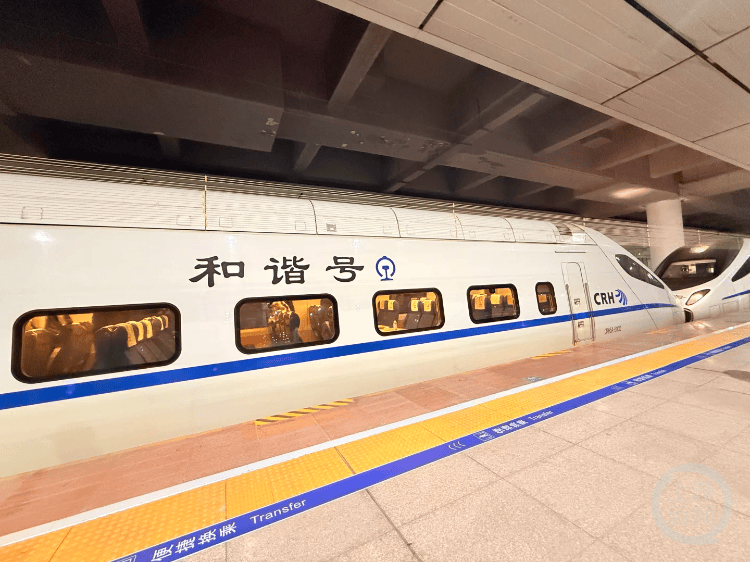 皇冠信用网在线申请_动车车头坏了乘客被困荒野4小时？12306：强降雨致车头受损皇冠信用网在线申请，更换车头后恢复运行