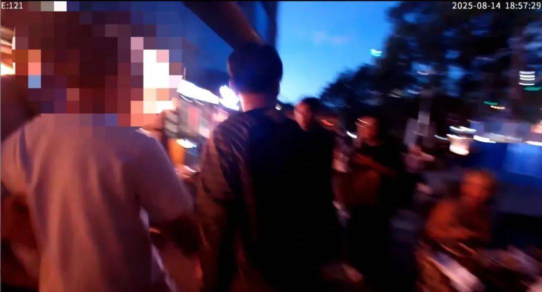 皇冠信用账号怎么开_无数客人被挡在店外皇冠信用账号怎么开，上海一网红餐厅报警！3人利用漏洞“抢跑”囤号倒卖