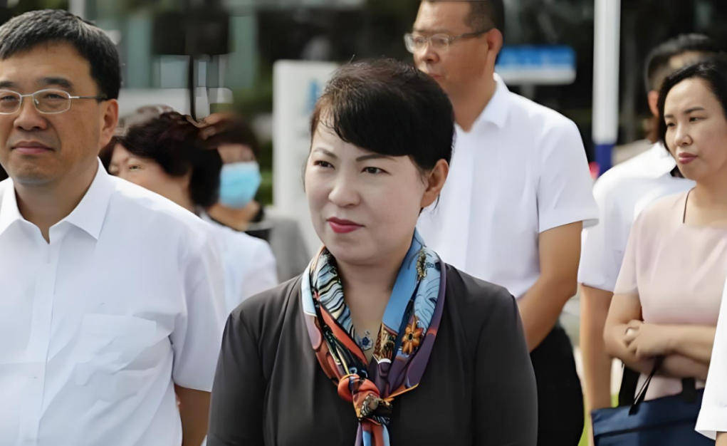 皇冠信用网开户_“换装主席”王莉霞的堕落：从光鲜人设到腐败深渊