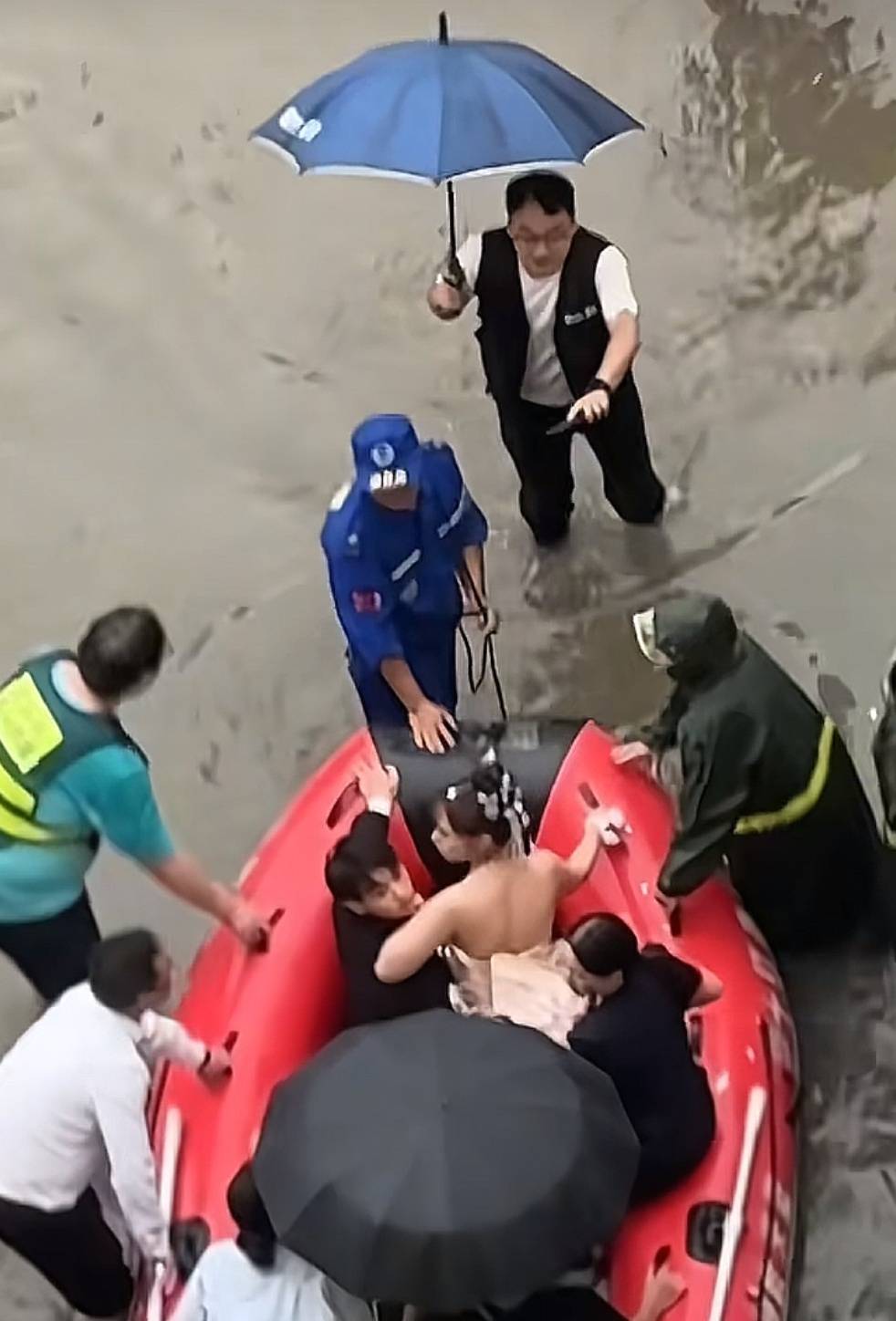 许昌新人结婚遇暴雨皇冠登2代理,乘橡皮艇去酒店,酒店:现场放礼花高呼“百年修得同船渡” | 皇冠登2代理