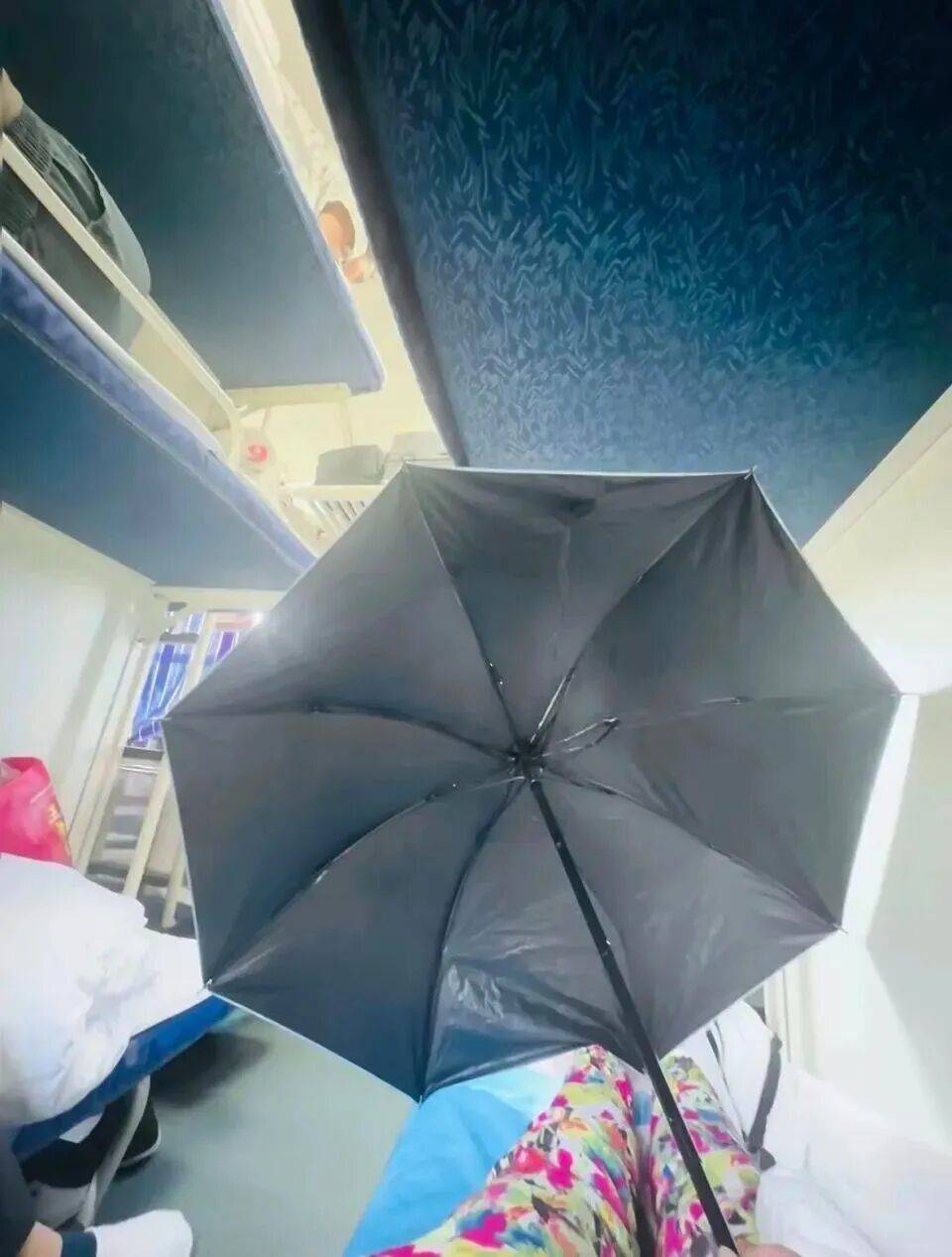 皇冠信用网在线注册_女生躺火车卧铺打伞遮隐私皇冠信用网在线注册,“过道坐着两名陌生男乘客”,12306回应