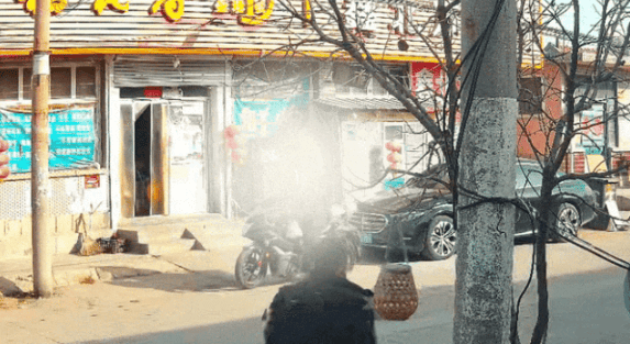 皇冠2登录welcome_青岛某超市凌晨突然出现神秘黑影皇冠2登录welcome，披着烂麻袋低着头，当他终于转过脸来，警察都气笑了