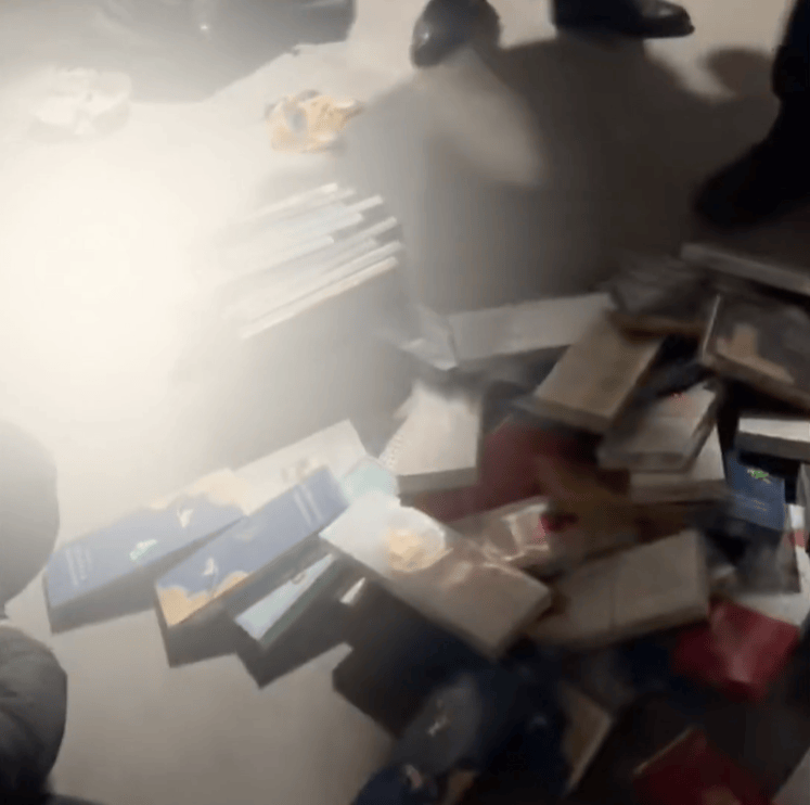 皇冠2登录welcome_青岛某超市凌晨突然出现神秘黑影皇冠2登录welcome，披着烂麻袋低着头，当他终于转过脸来，警察都气笑了