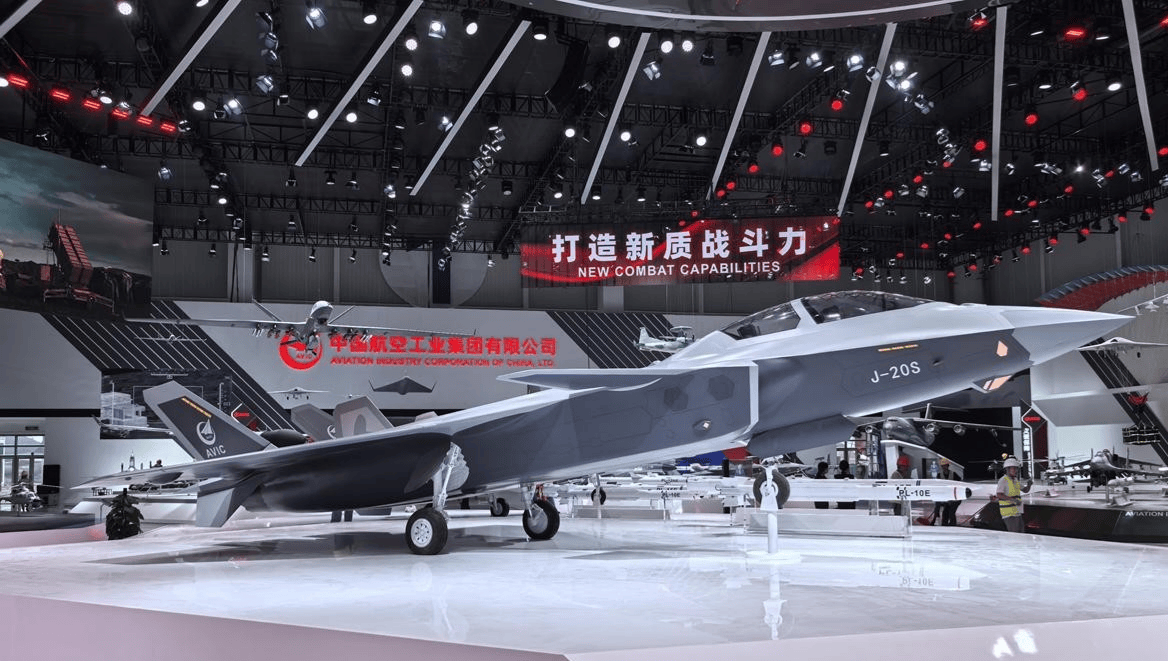 皇冠世界杯代理_美媒彻底坐不住了！歼-20现役有300架皇冠世界杯代理，歼-20S对美空军形成绝对碾压