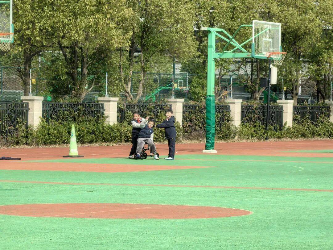 皇冠信用网注册_杭州小学女生躲在厕所偷偷哭皇冠信用网注册，医生建议休学！没想到2个月来，她一节课没落下！“原来除了爸爸妈妈，还有那么多人爱我”