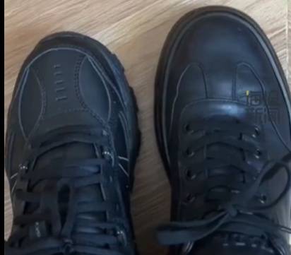 皇冠信用网注册开通_男子坐卧铺时鞋被穿错皇冠信用网注册开通，斯凯奇变Prada，网友：“没想到第一次穿PRADA是以这种方式”